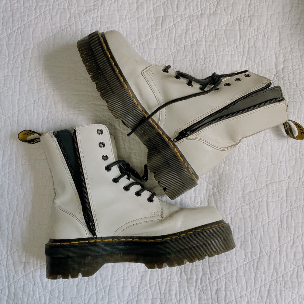 Dr. Martens - JAIDONS in WHITE.